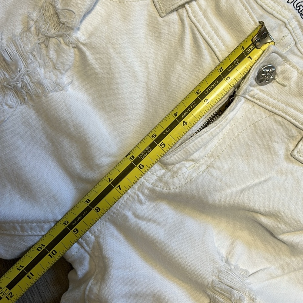 Woman’s Miss Me white distressed, signature capris - size 30 - Picture 12 of 16